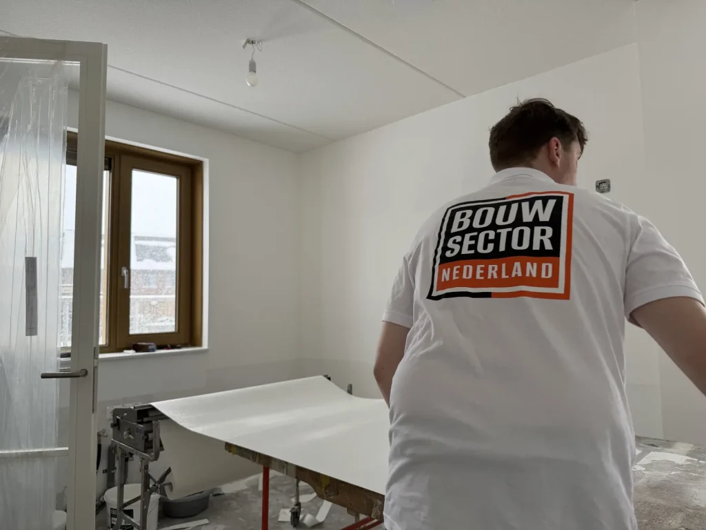 Rol renovlies behang op de plaktafel, klaar om op maat te snijden